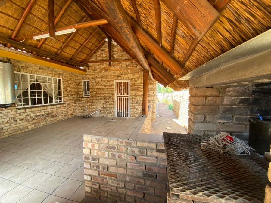 6 Bedroom Property for Sale in Kannoniers Park North West